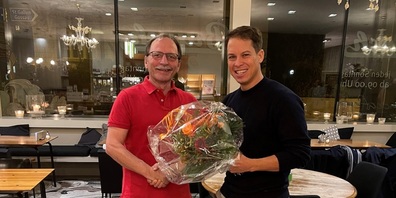 Dieter Schwizer (Präsident, die Mitte Flawil) gratuliert Andreas Mattes zu seinem guten Resultat.