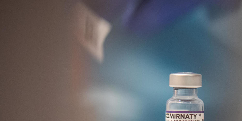 Eine Ampulle mit dem Biontech-Impfstoff Comirnaty steht bei einer Impfaktion des DRK bereit. Foto: Boris Roessler/dpa