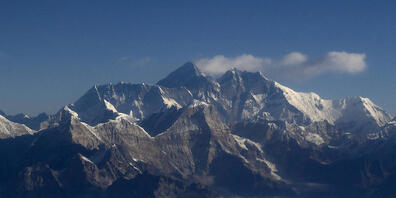 ARCHIV - Das Himalaya-Gebirge zieht Extremsportler aus der ganzen Welt an. Hier steht mit dem Mount Everest (im Bild) auch der höchste Berg der Welt. Foto: Aryan Dhimal/ZUMA Wire/dpa
