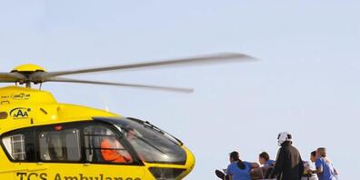 Ein 16-jähriger Töfflifahrer ist am Freitag bei einer Kollision mit einem Sattelschlepper schwer verletzt worden. Er wurde mit einem Helikopter der Alpine Air Ambulance in ein Spital geflogen. (Symbolbild)