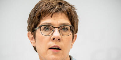 ARCHIV - Annegret Kramp-Karrenbauer, CDU-Bundesvorsitzende und Verteidigungsministerin,und Bundeswirtschaftsminister Peter Altmaier (CDU) verzichten auf ihre Bundestagsmandate. Foto: Michael Kappeler/dpa