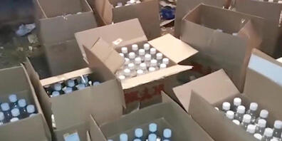HANDOUT - Ermittler und Polizeibeamte haben über 600 Liter gefälschten Alkohol beschlagnahmt. Nach der Massenvergiftung von Menschen mit gepanschtem Alkohol im Süden Russlands ist die Zahl der Todesopfer weiter gestiegen. Foto: Investigative Commi...