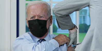 Booster-Impfungen gegen das Coronavirus sind ethisch umstritten, solange arme Länder noch immer eine sehr tiefe Impfquote aufweisen. US-Präsident Joe Biden hat sich Ende September zum dritten Mal impfen lassen. (Archivbild)