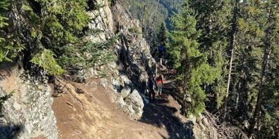 Ein 31-jähriger französischer Staatsangehöriger ist am Samstag auf der Biketour von "Les Ruinettes" in Richtung "Lourtier" am Ort "La Combe" abgestürzt und noch vor Ort gestorben.