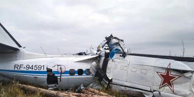 HANDOUT - Beim Absturz eines Transportflugzeugs in der russischen Teilrepublik Tatarstan sind mehrere Menschen ums Leben gekommen. Foto: Uncredited/Russian Emergency Ministry Press Service/AP/dpa - ACHTUNG: Nur zur redaktionellen Verwendung und nu...