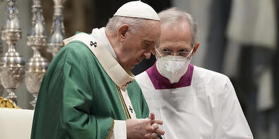 Papst Franziskus (l) spricht während eines Gottesdienst zur Eröffnung der zweijährige Weltsynode mit Guido Marini, Bischof von Tortona. Foto: Gregorio Borgia/AP/dpa