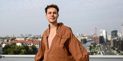ARCHIV - Musikproduzent und DJ Felix Jaehn steht am Rande eines dpa-Interviews auf dem Dach des Universal-Gebäudes an der Spree. Jaehn, der früher mit Angstzuständen gelebt hat, ist nach eigenen Worten mental gut durch die Corona-Krise gekommen. F...