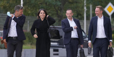 Robert Habeck (l-r), Annalena Baerbock, Volker Wissing und Christian Lindner kommen zum Tagungsort der Sondierungsgespräche. Heute beraten die SPD mit Bündnis 90/Die Grünen und der FDP zur Bildung einer neuen Bundesregierung nach der Bundestagswah...