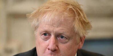 ARCHIV - Boris Johnson, Premierminister von Großbritannien, spricht während einer Kabinettssitzung in der Downing Street 10 in London. Weil Johnson trotz wachsender Sorgen um steigende Energiepreise und Versorgungsengpässe in den Urlaub gefahren i...