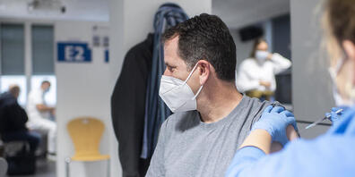 Der erste Zürcher wird am Montag mit dem Covid-19-Impfstoff "Janssen" von Johnson &amp; Johnson geimpft im Covid-19-Testzentrum für Reisemedizin und Übertragbare Krankheiten in Zürich.