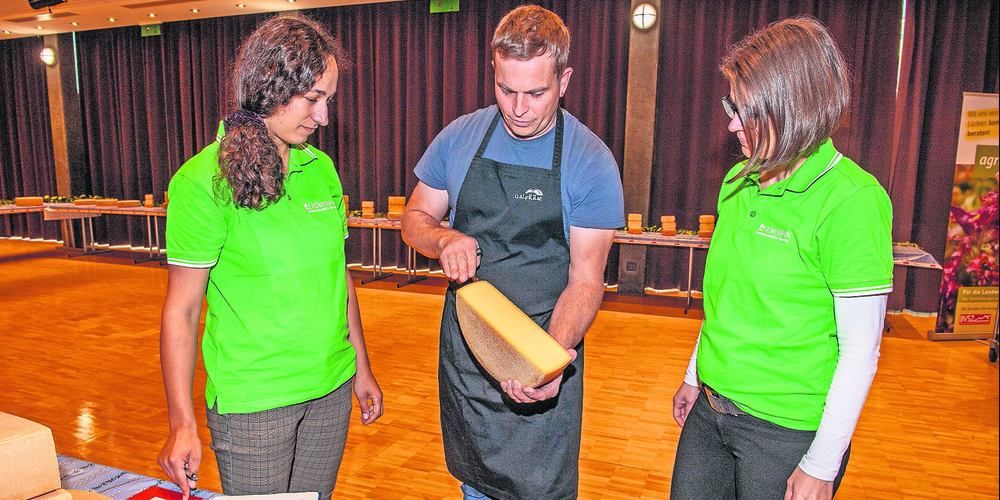 Im Bezirksschulhaus Muotathal fand die alljährliche Alpkäseprämierung des Kantons Schwyz statt. Auf dem Bild die Tester (v.l.) Meryl Meyer, Stefan Bless und Sandra Kälin.