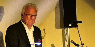 Hans-Peter Enderli fesselt das Publikum mit seinen zum Schmunzeln und Lachen anregenden Lesungen