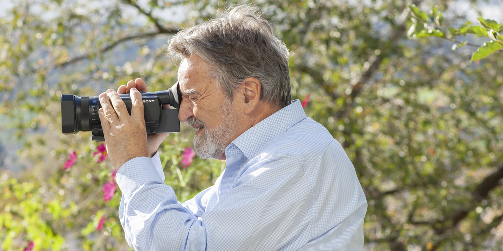 Nicht nur als Holzschneider ist er bekannt: Bereits mehrere Preise hat Hansueli Holzer mit seinen Dokumentarfilmen gewonnen.