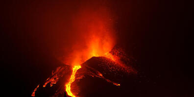 Lava fließt aus dem Vulkan Cumbre Vieja auf der Kanareninsel La Palma. Das Gebiet um den Vulkan ist erneut von mehreren relativ starken Erdbeben erschüttert worden, berichtete der staatliche Fernsehsender RTVE am Montag unter Berufung auf die zust...