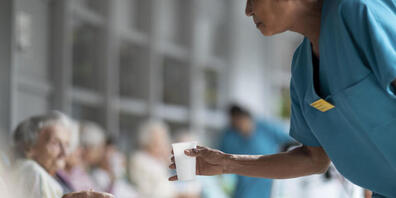 Rückenschmerzen, niedriger Lohn, schlechtes Image, wenig Privatleben: Das Fachpersonal in Alters- und Pflegeheimen steht unter Druck, viele wollen den Beruf aufgeben. Und zwar nicht erst seit Covid, wie eine frisch publizierte Erhebung zeigt (Symb...