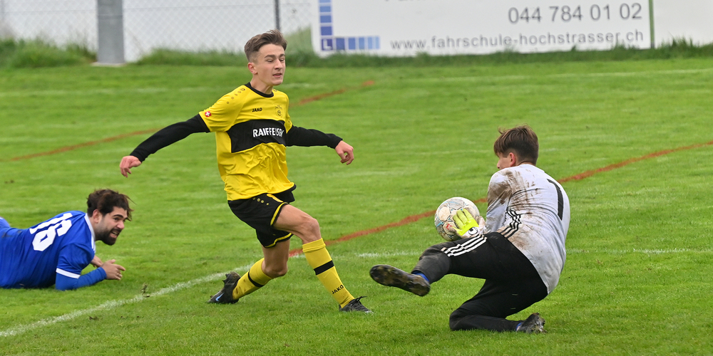 Michael Wind scheitert an Oberrieden-Torhüter Marc Rothacher.