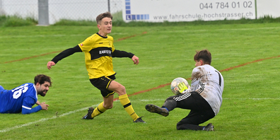 Michael Wind scheitert an Oberrieden-Torhüter Marc Rothacher.