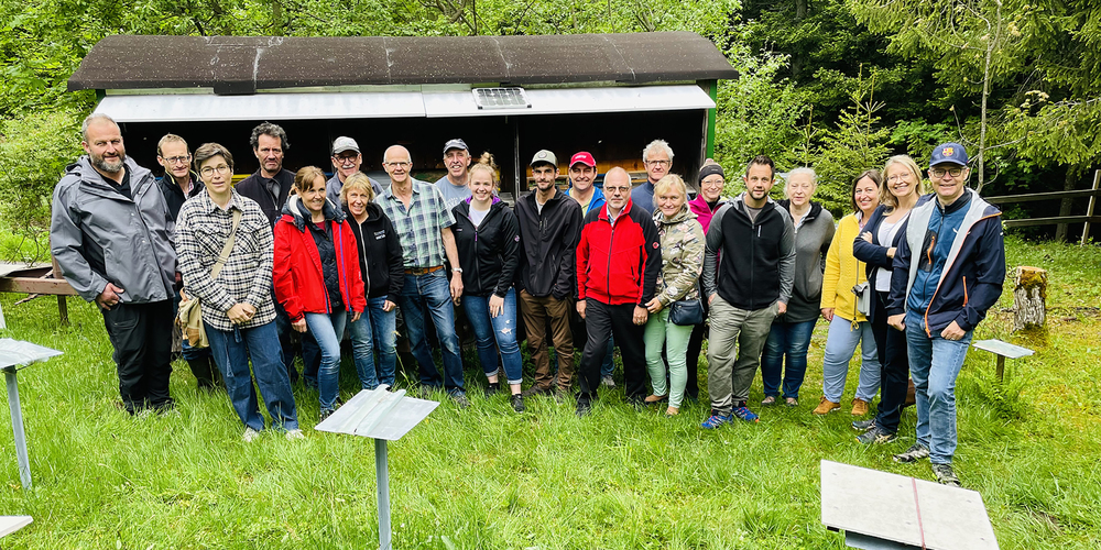 Immer wieder lehrreiche Stationen: Die Kursteilnehmenden des Imker-Grundkurses March/Höfe anlässlich einer Exkursion zur Belegstation «Züribur» oberhalb Galgenen.