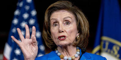 Nancy Pelosi, Sprecherin des US-Repräsentantenhauses, spricht bei ihrer wöchentlichen Pressekonferenz im Kapitol. Foto: Andrew Harnik/AP/dpa