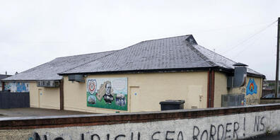 ARCHIV - An einer Mauer steht «No Irish Sea Border» («Keine Grenze in der Irischen See»). Foto: Larissa Schwedes/dpa