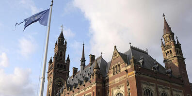 ARCHIV - Die Flagge der Vereinten Nationen weht im Wind vor dem Internationalen Gerichtshof in Den Haag. Foto: Mike Corder/AP/dpa