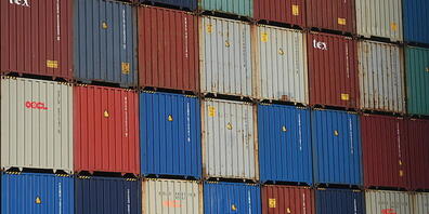 Weil Lastwagenfahrer fehlen, die die Container wegtransportieren, gibt es an britischen Häfen nun einen Container-Stau. (Symbolbild)
