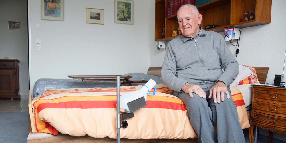 Praktische Erfindung für ältere Herren: «Das Wasserlösen geht sogar im Dunkeln, wenn das Urinoir neben dem Bett in passender Höhe bereitsteht», sagt René Magnani.