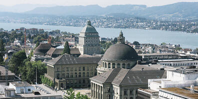 Die Universität Zürich (links) und die ETH (rechts, beide mit Kuppel), gehören im Bereich Blockchain zu den führenden Hochschulen der Welt. (Archivbild)