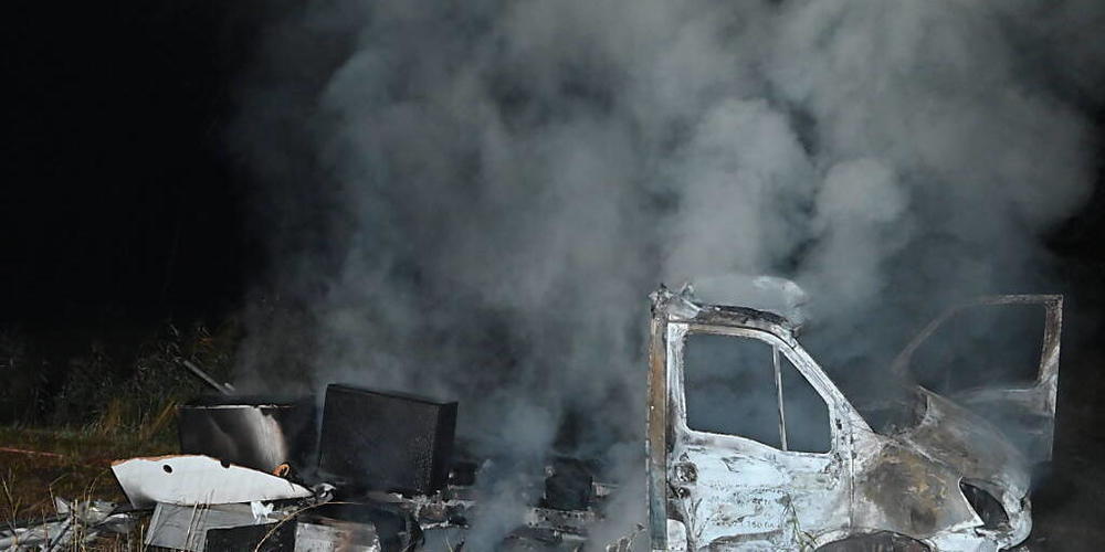 Der Lieferwagen wurde innert kurzer Zeit zuerst gestohlen, dann demoliert und schliesslich in einem Naturschutzgebiet angezündet.