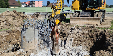 Auch für die Entfernung des tief verankerten Fundaments musste mit schwerem Baugeschütz aufgefahren werden.