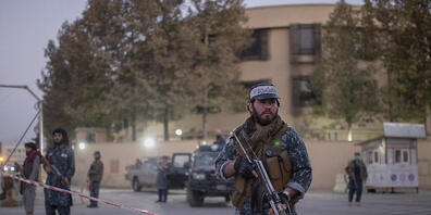 Mitglieder der Taliban stehen am Serena-Hotel Wache. Foto: AP/dpa