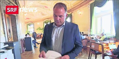 Nationalrat Marcel Dettling zeigte in der «Tagesschau» neueste Zuschriften.