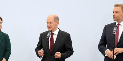 dpatopbilder - Annalena Baerbock (l-r), Bundesvorsitzende von Bündnis 90/Die Grünen, Olaf Scholz, SPD-Kanzlerkandidat, und Christian Lindner, Fraktionsvorsitzender und Parteivorsitzender der FDP, geben nach Sondierungsgesprächen ein Statement zu e...