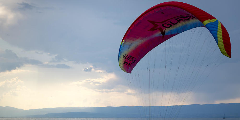 Ein Gleitschirmpilot stürzte am Samstag in den Walensee SG und wurde dabei verletzt. (Symbolbild)