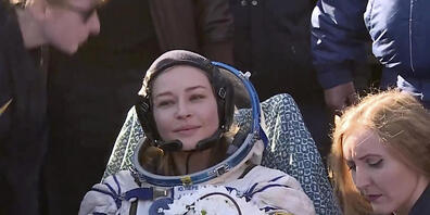 HANDOUT - Dieses von der Raumfahrtagentur Roscosmos zur Verfügung gestellte Foto zeigt die Schauspielerin Julia Peressild (M) kurz nach der Landung. Foto: Uncredited/Roscosmos Space Agency/AP/dpa - ACHTUNG: Nur zur redaktionellen Verwendung und nu...