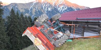 Bei einem Wendemanöver rutschte das Landwirtschaftsfahrzeug laut Polizei talwärts und kippte zur Seite. Der Fahrer wurde dabei eingeklemmt und verletzt.