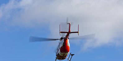 Ein Rega-Helikopter brachte den schwerverletzten Velofahrer in ein Spital. (Symbolbild)