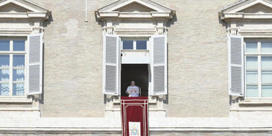 Papst Franziskus leitet von einem Fenster, das den Petersplatz überblickt, aus das sonntägliche Angelus-Gebet. Foto: Ansa/Claudio Peri/ANSA via ZUMA Press/dpa