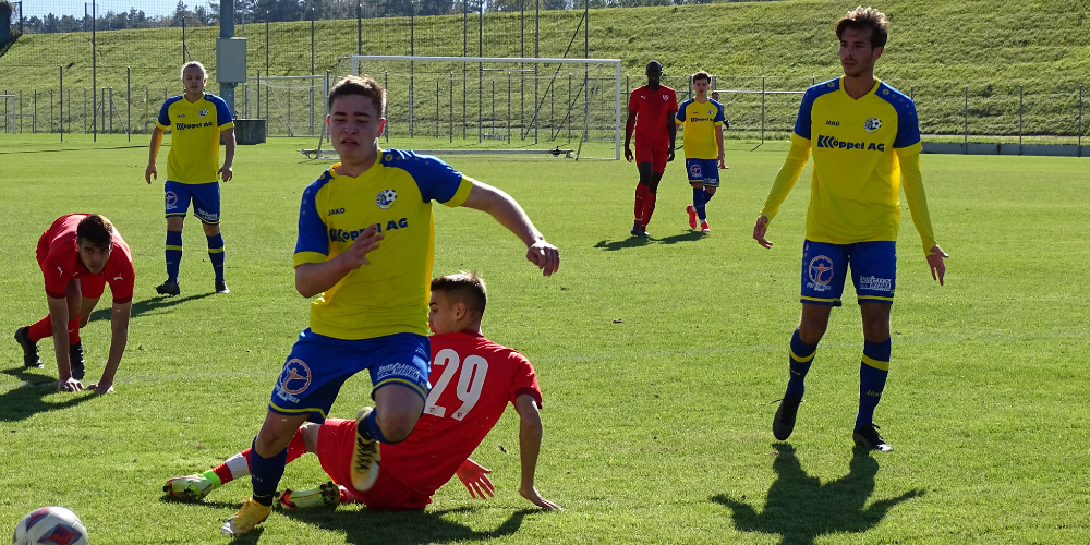 Tobias Dierauer (links) versucht sich gegen die Vaduzer Verteidiger durchzusetzen. Giuliano Lamorte (rechts) beobachtet die Szene. 