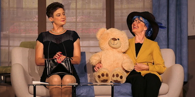 Jutta Hutter (li.) als exaltierte Tochter und Lebefrau mit ihrer Mutter, gespielt von Maria Hutter