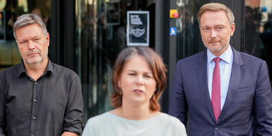 Annalena Baerbock, Bundesvorsitzende von Bündnis 90/Die Grünen, Robert Habeck (l), Bundesvorsitzender von Bündnis 90/Die Grünen, und Christian Lindner, Fraktionsvorsitzender und Parteivorsitzender der FDP, geben nach den Sondierungsgesprächen der ...