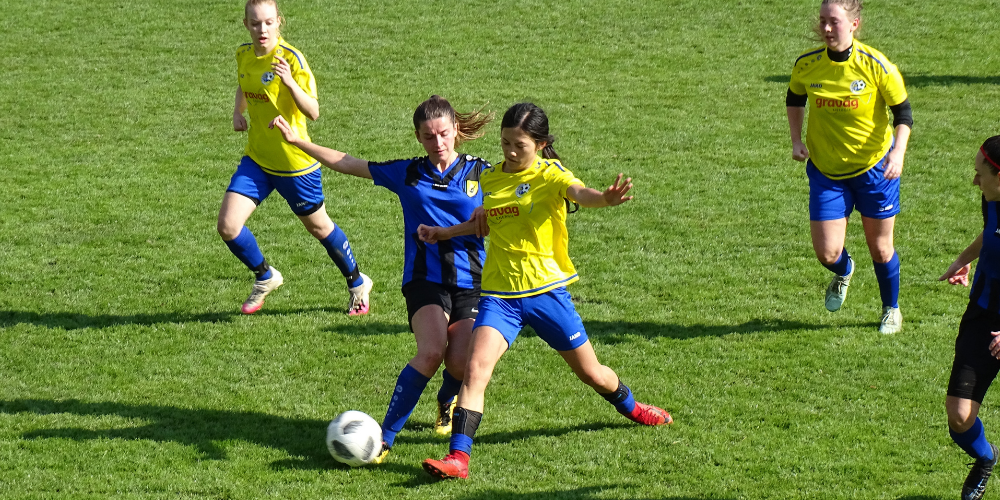 Xao La versucht sich hier gegen ihre Gegenspielerin durchzusetzen.