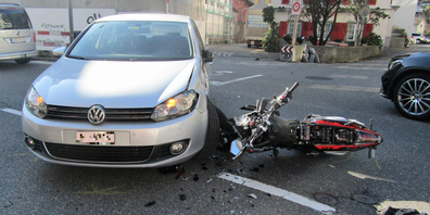 Der Motorradfahrer verletzte sich bei der Kollision am Handgelenk. Es entstand auch Sachschaden.