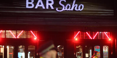 ARCHIV - Polizeibeamte stehen vor der Bar Soho in London. Derzeit fehlen in der britischen Club-Branche die Türsteher. Foto: Victoria Jones/PA Wire/dpa