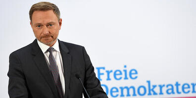 dpatopbilder - Christian Lindner, Fraktionsvorsitzender und Parteivorsitzender der FDP, gibt ein Statement ab. Die Liberalen haben den Weg für Koalitionsverhandlungen mit den Sozialdemokraten (SPD) und den Grünen in Deutschland freigemacht. Das er...