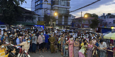 Familienangehörige warten auf Häftlinge vor dem Insein-Gefängnis. Die Regierung von Myanmar lässt mehr als 5.600 Menschen frei, die wegen ihrer Teilnahme an regierungsfeindlichen Aktivitäten gegen die Machtübernahme durch das Militär im Februar ve...