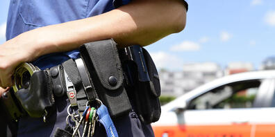 Die Kantonspolizei Zürich hat nach einem Überfall in Dübendorf zwei jugendliche Räuberinnen verhaftet. (Symbolbild)