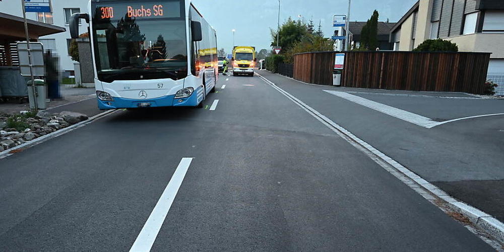 In Haag SG wurde ein 13-Jähriger bei einem Unfall verletzt. Er soll aus einem Bus ausgestiegen und über die Strasse gerannt sein. Dort stiess er mit einem Auto zusammen.