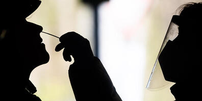 ARCHIV - Eine Frau wird auf das Coronavirus getestet. Nach den jüngsten Lockerungen steigen in den Niederlanden die Corona-Infektionen und Patientenzahlen in Krankenhäusern stark an. Foto: Julian Stratenschulte/dpa