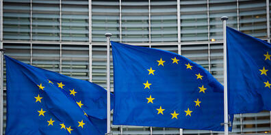 ARCHIV - Flaggen der Europäischen Union wehen vor dem Berlaymont-Gebäude der Europäischen Kommission in Brüssel. Mit ihrem neuen Türkei-Bericht übt die EU-Kommission scharfe Kritik an der Staatsführung von Präsident Erdogan. Foto: Arne Immanuel Bä...